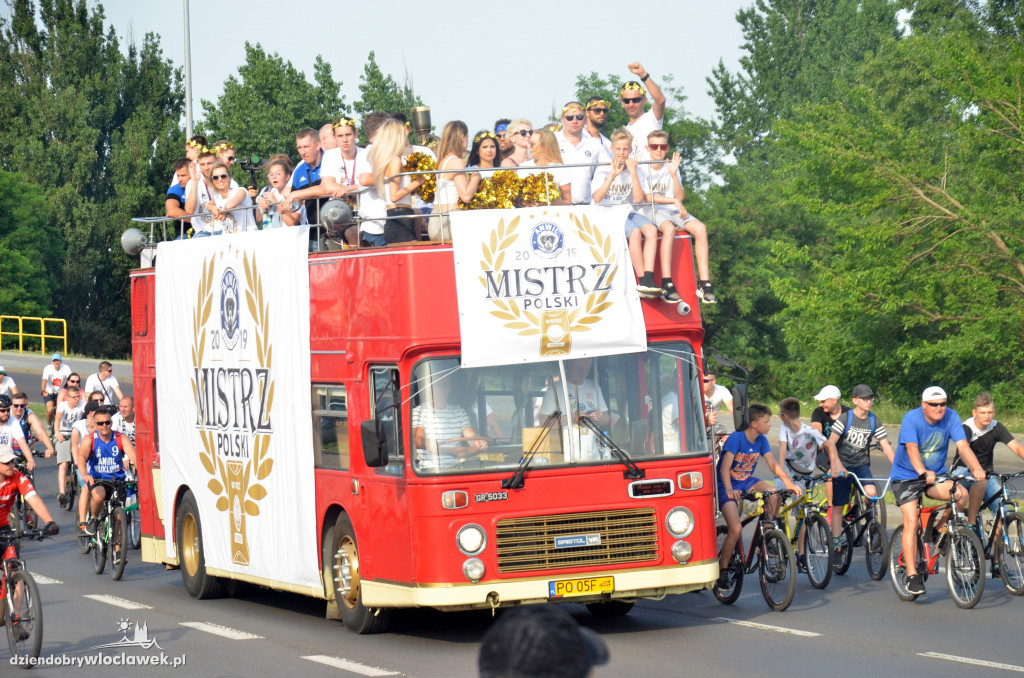  Mistrzowski autobus na ulicach miasta