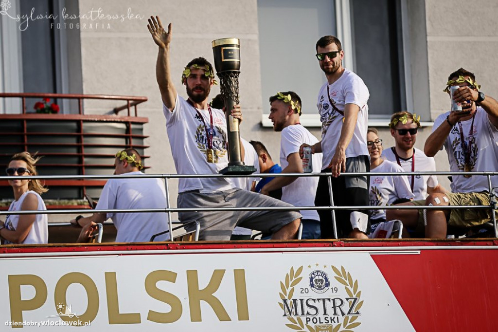  Mistrzowski autobus na ulicach miasta