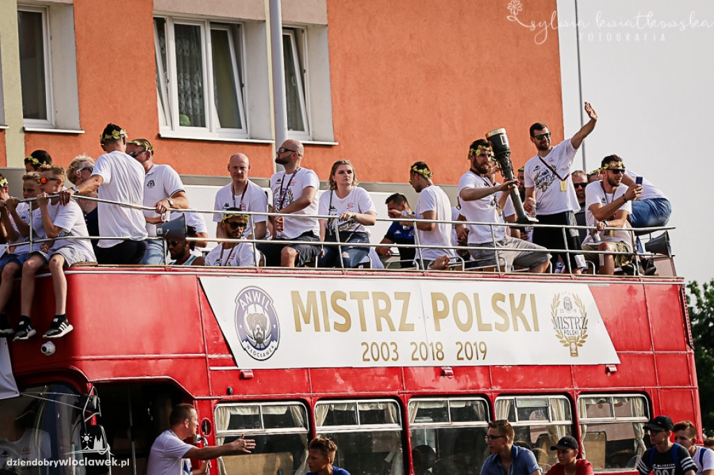  Mistrzowski autobus na ulicach miasta