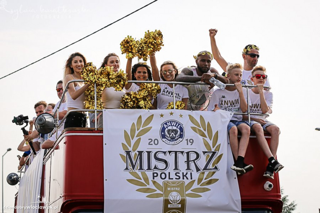  Mistrzowski autobus na ulicach miasta