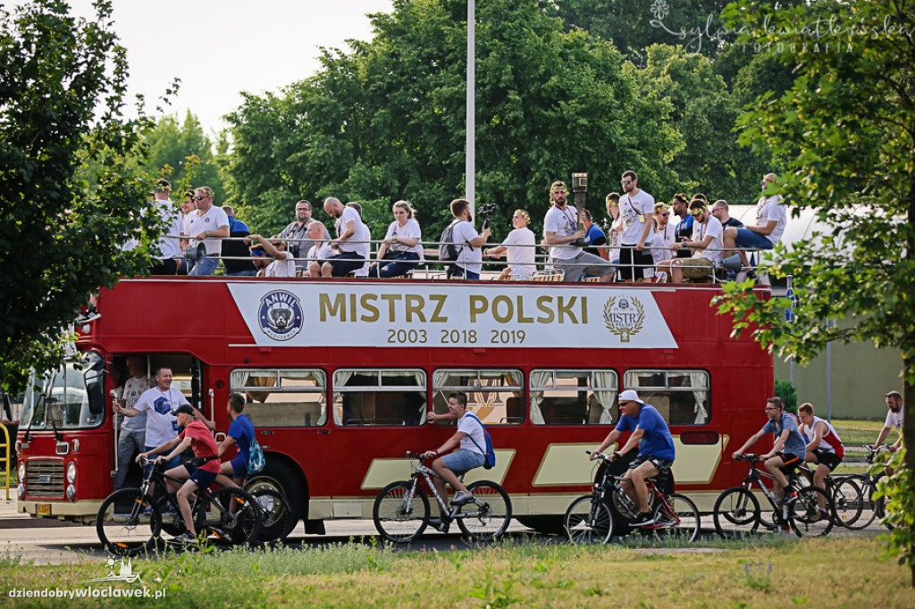  Mistrzowski autobus na ulicach miasta