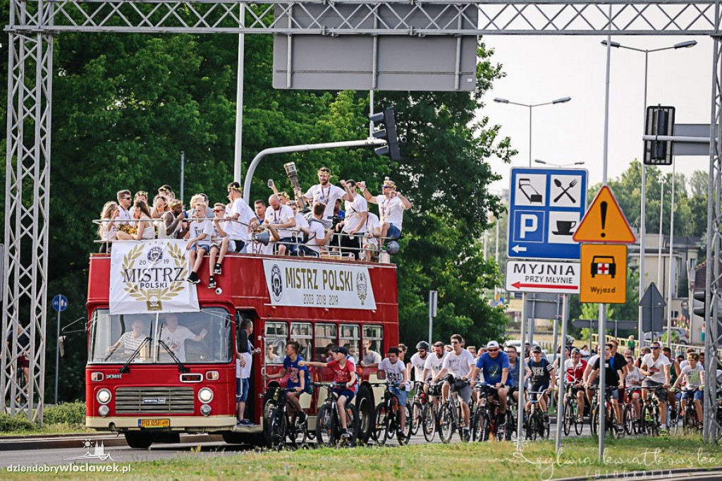  Mistrzowski autobus na ulicach miasta