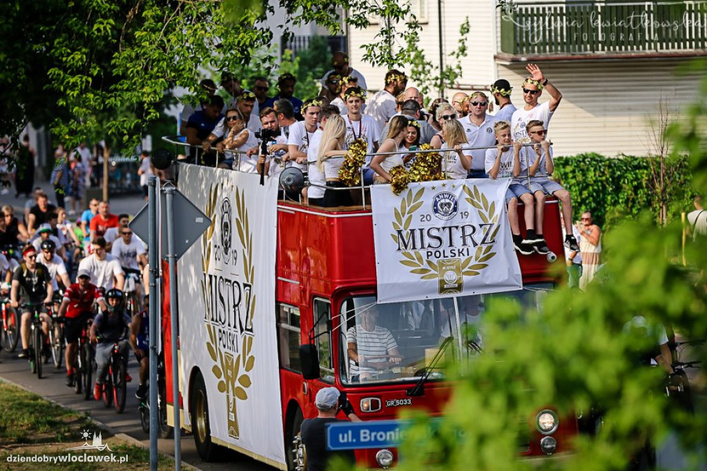  Mistrzowski autobus na ulicach miasta