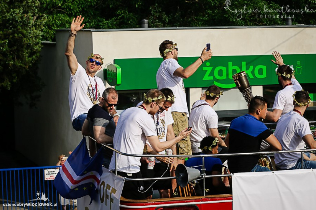  Mistrzowski autobus na ulicach miasta