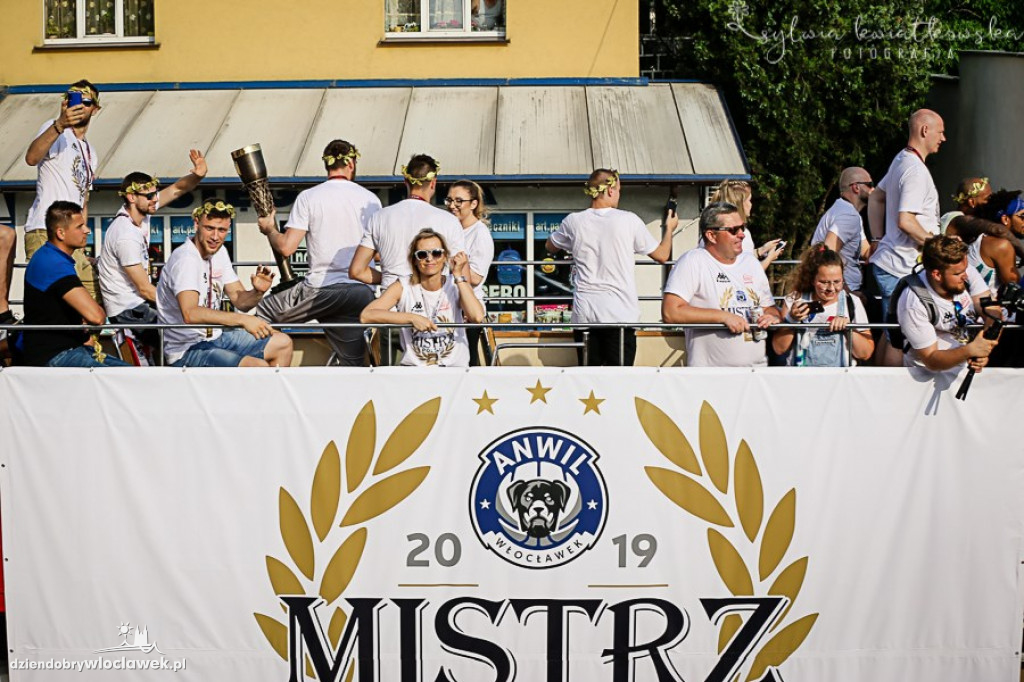  Mistrzowski autobus na ulicach miasta