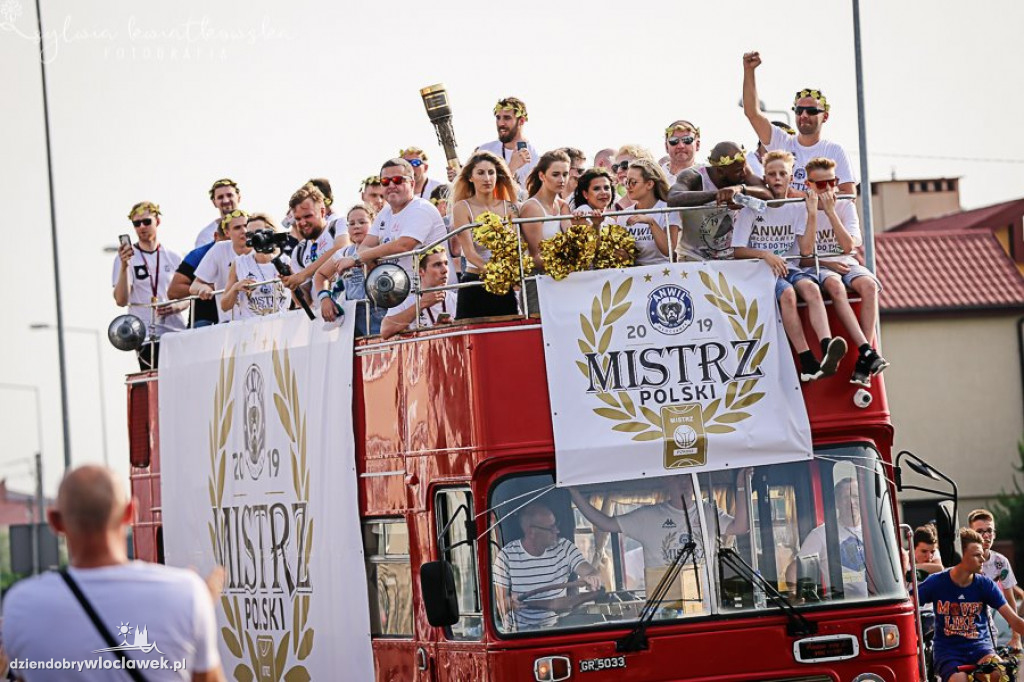  Mistrzowski autobus na ulicach miasta