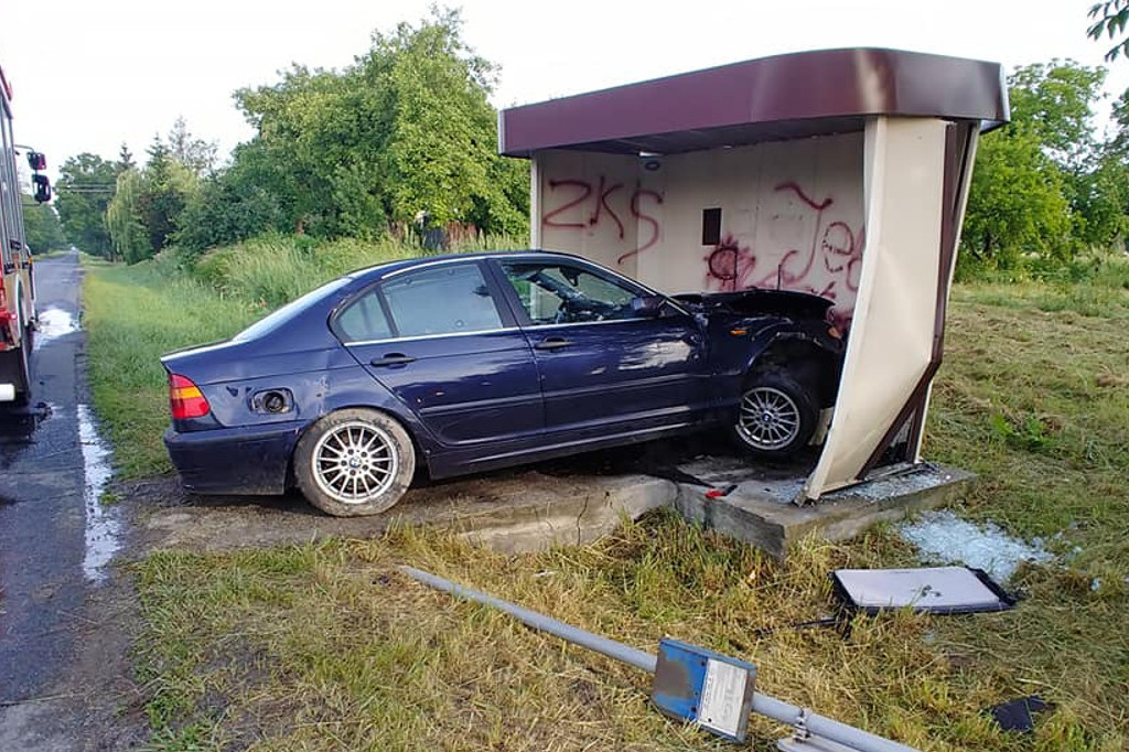 30-latek uderzył w wiatę autobusową