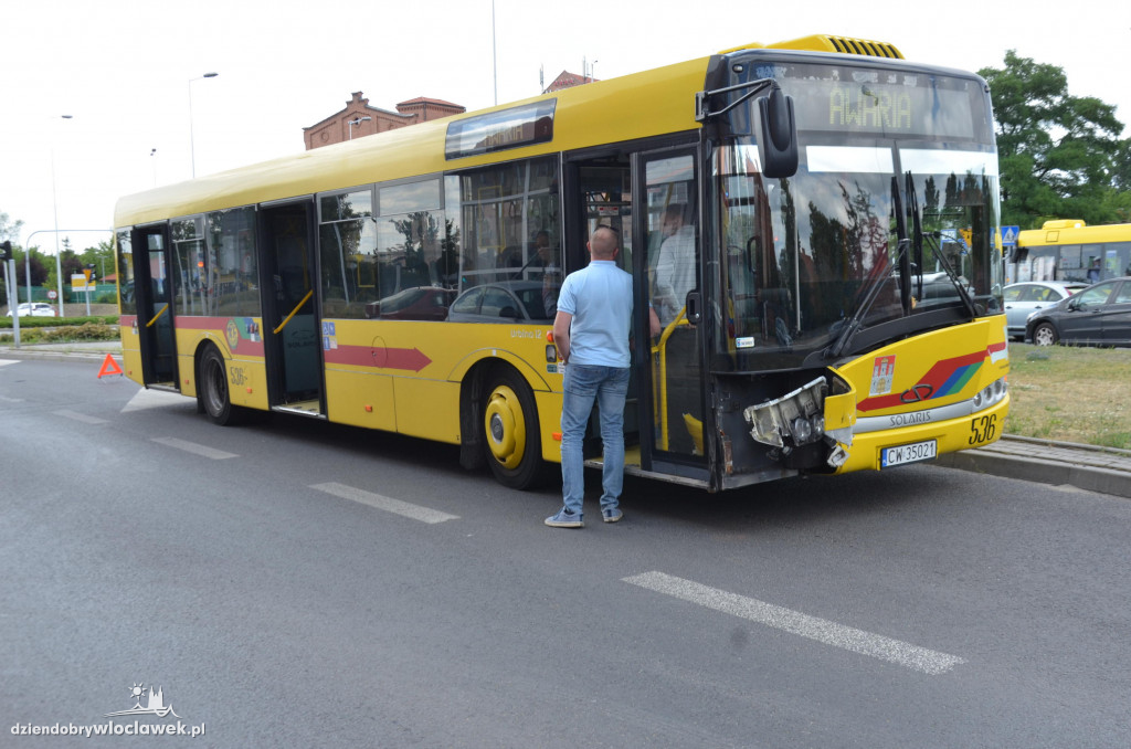 Autubus MPK zderzył się z osobówką