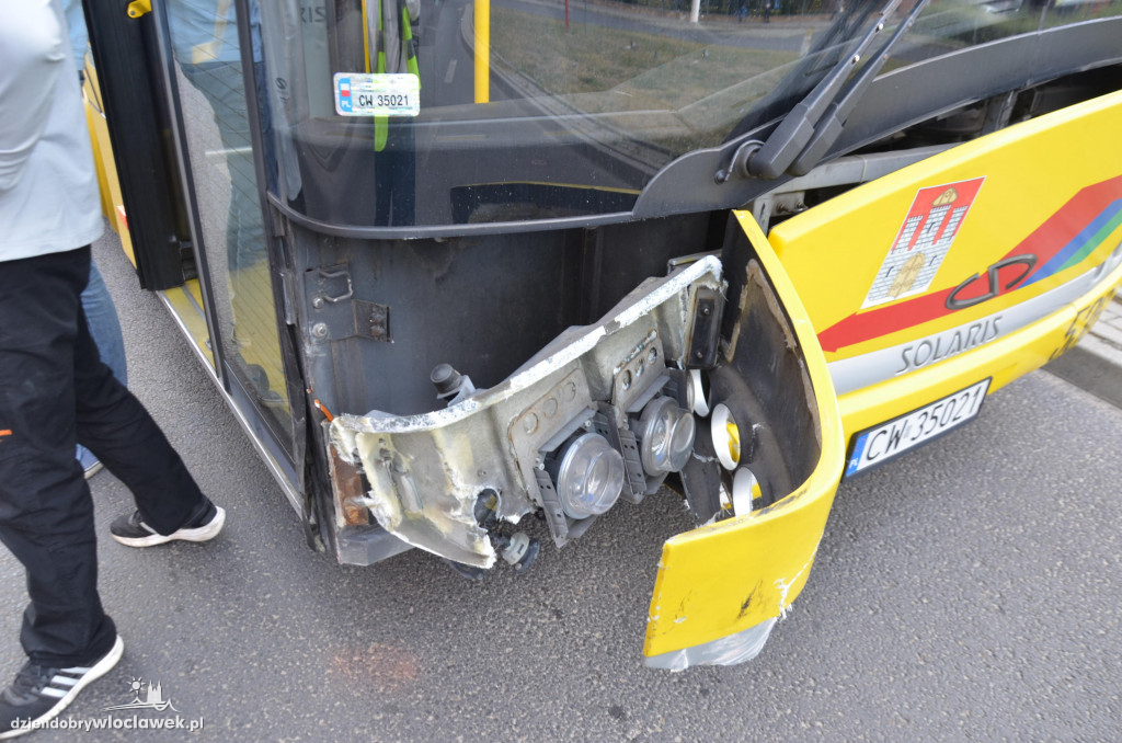 Autubus MPK zderzył się z osobówką