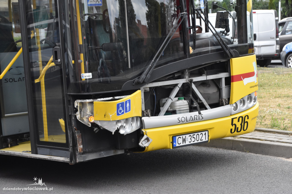 Autubus MPK zderzył się z osobówką