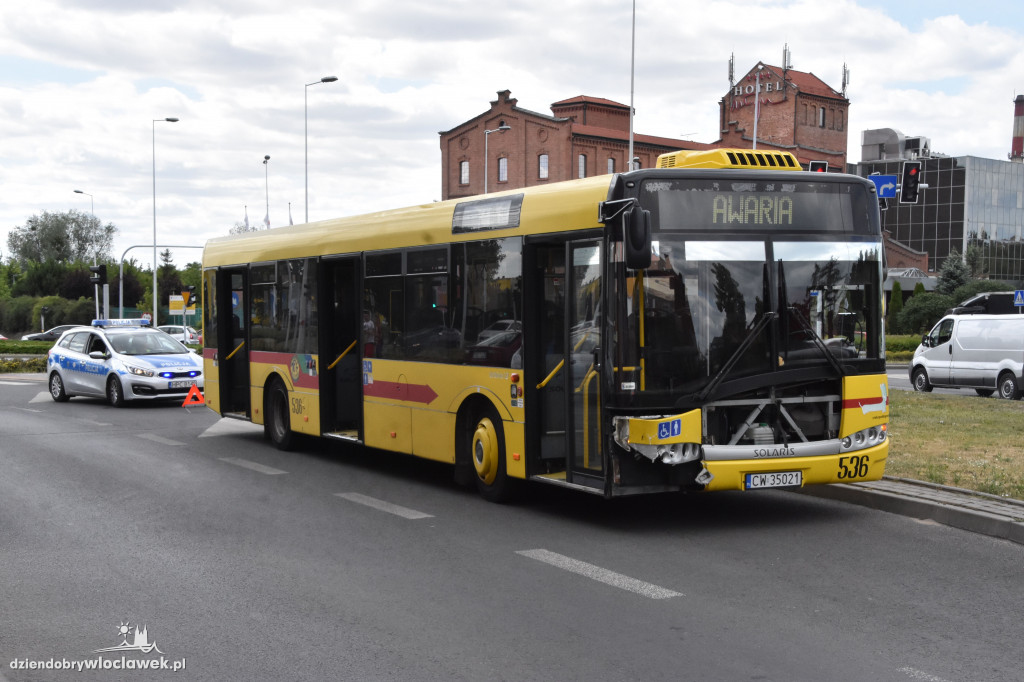 Autubus MPK zderzył się z osobówką