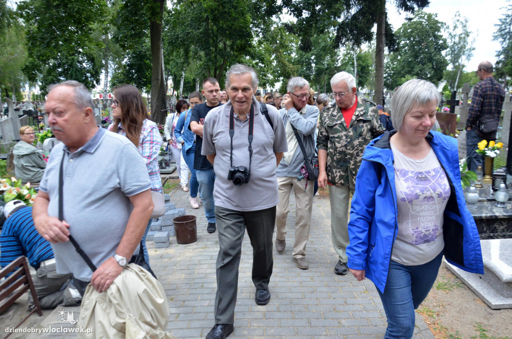 Z przewodnikiem po cmentarzu