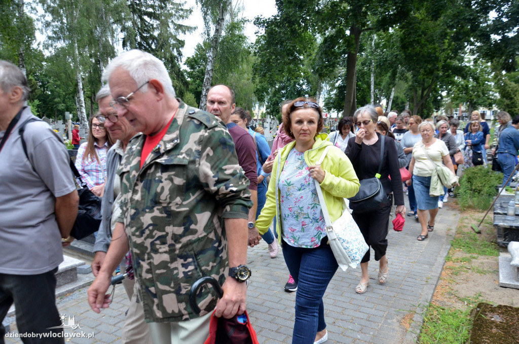 Z przewodnikiem po cmentarzu
