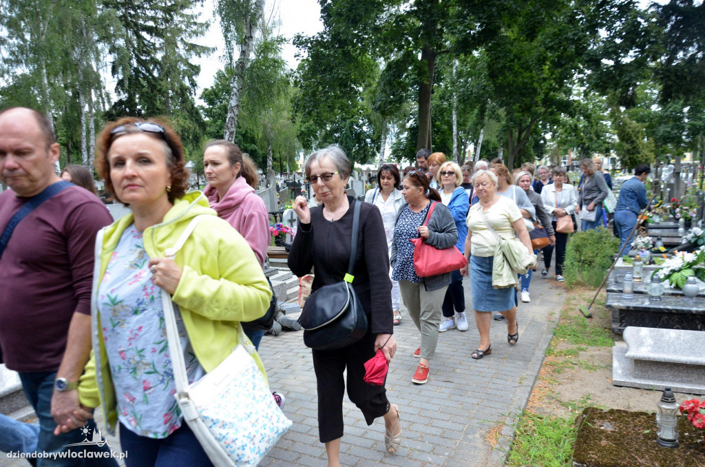 Z przewodnikiem po cmentarzu