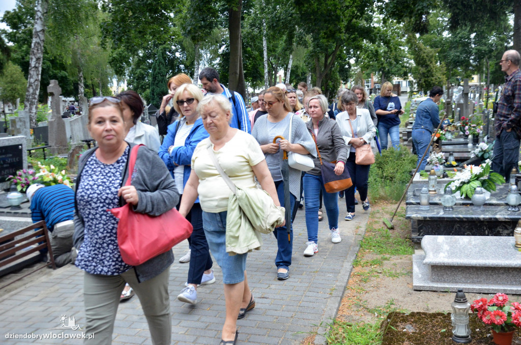 Z przewodnikiem po cmentarzu