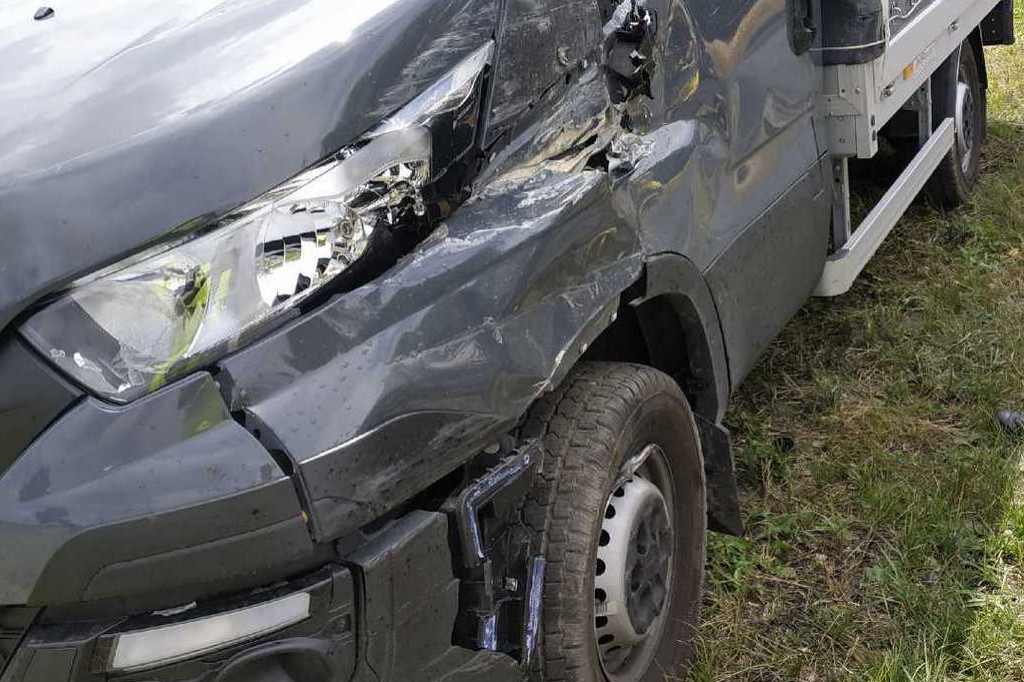 Ciężarówka uderzyła w dostawczaka