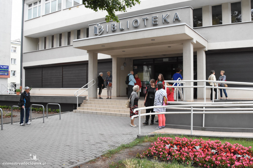 Spacerek z przewodnikiem do parku