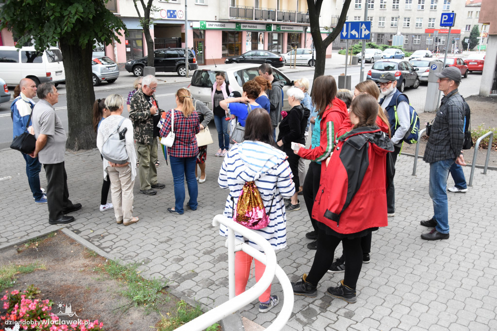 Spacerek z przewodnikiem do parku