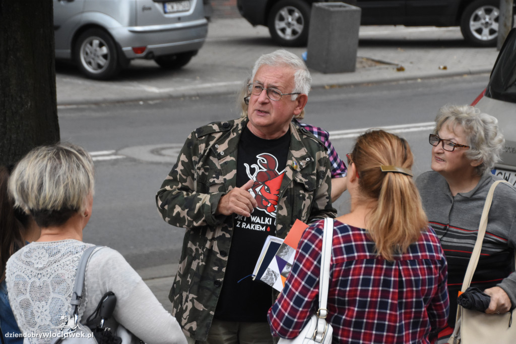Spacerek z przewodnikiem do parku