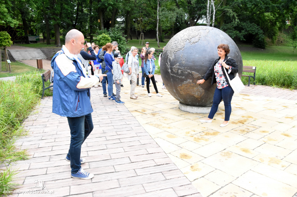 Spacerek z przewodnikiem do parku