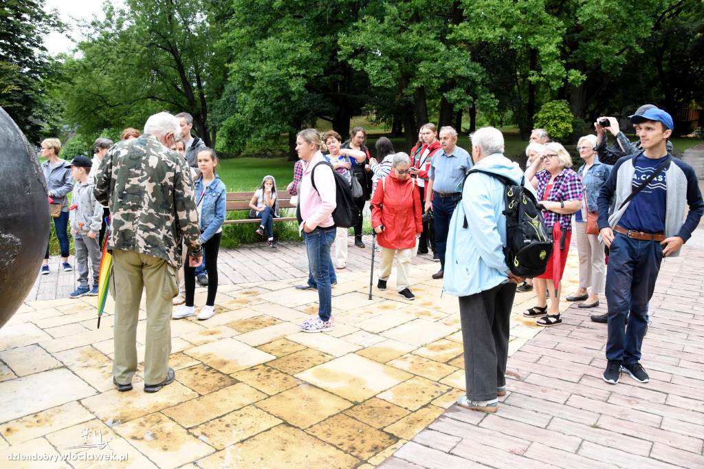 Spacerek z przewodnikiem do parku