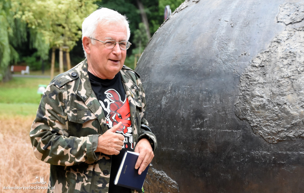 Spacerek z przewodnikiem do parku