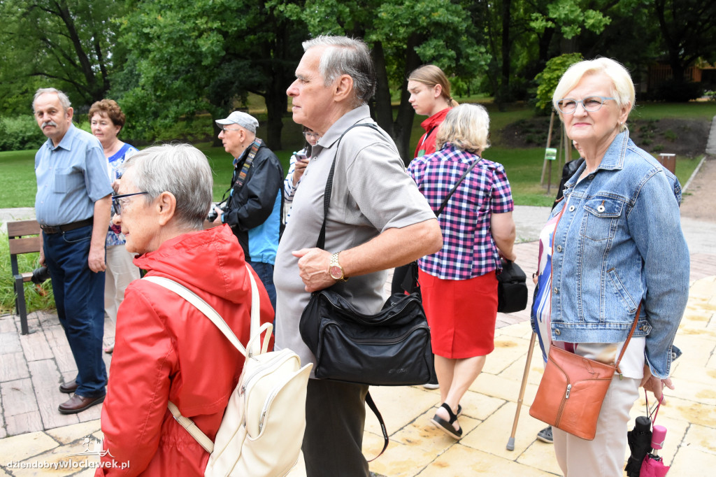 Spacerek z przewodnikiem do parku