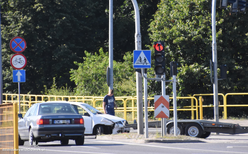 Kolizja 4 aut na głównym skrzyżowaniu