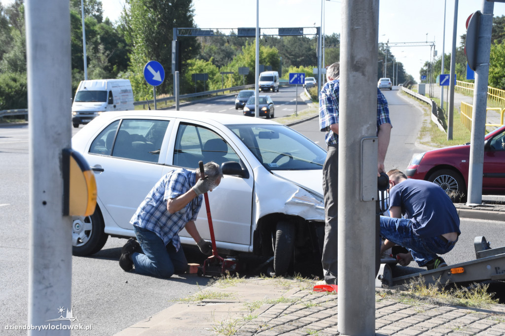 Kolizja 4 aut na głównym skrzyżowaniu