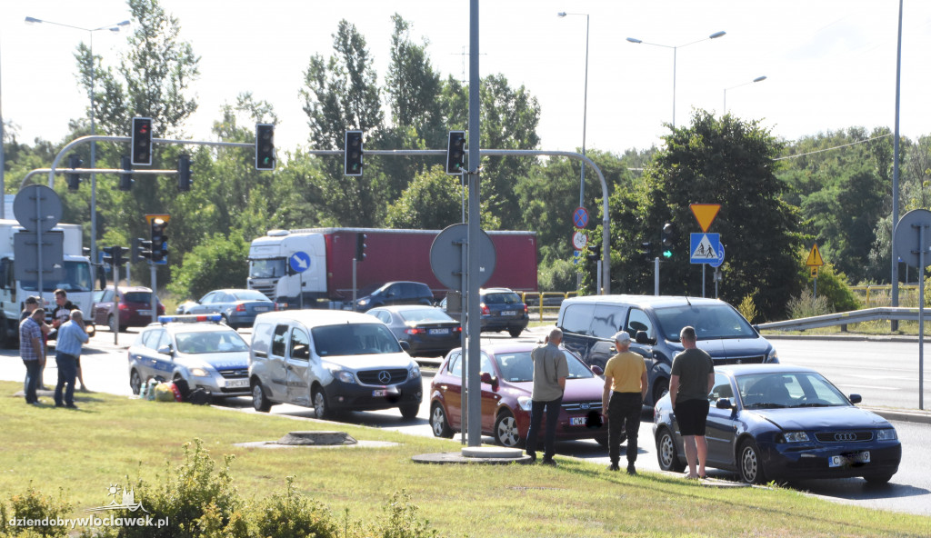 Kolizja 4 aut na głównym skrzyżowaniu