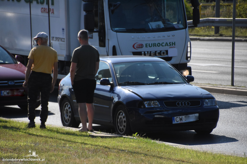 Kolizja 4 aut na głównym skrzyżowaniu