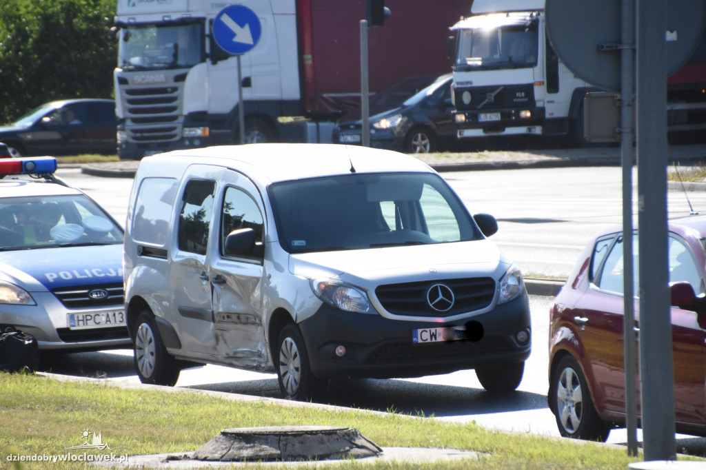 Kolizja 4 aut na głównym skrzyżowaniu