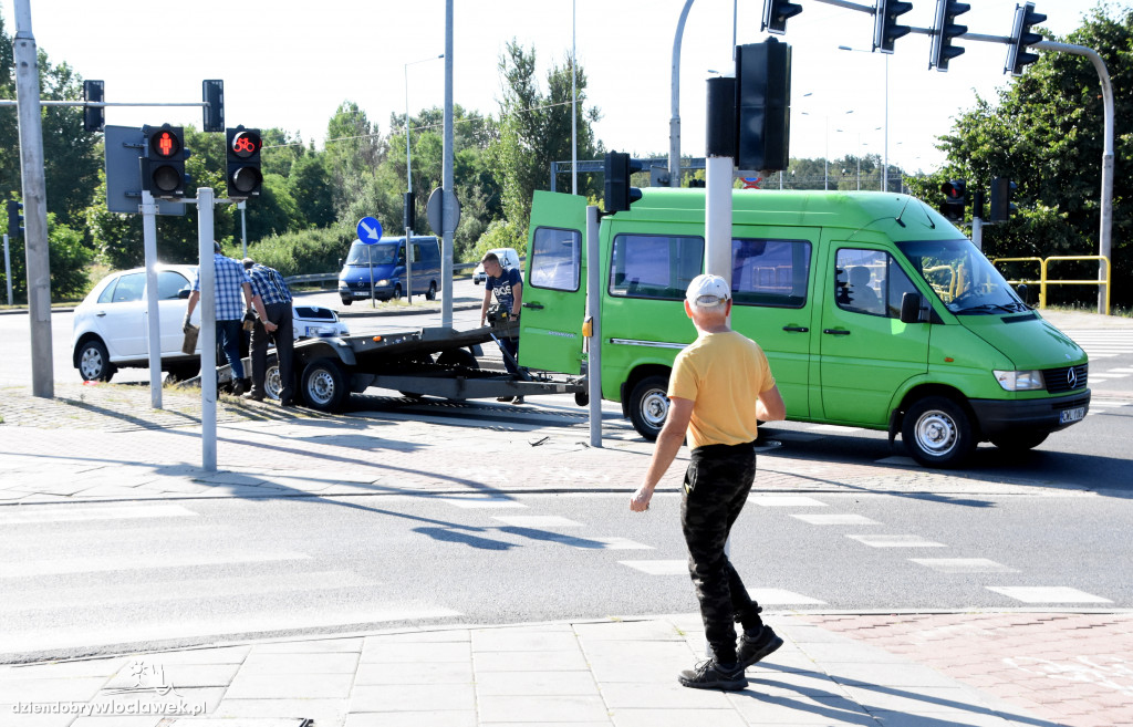 Kolizja 4 aut na głównym skrzyżowaniu