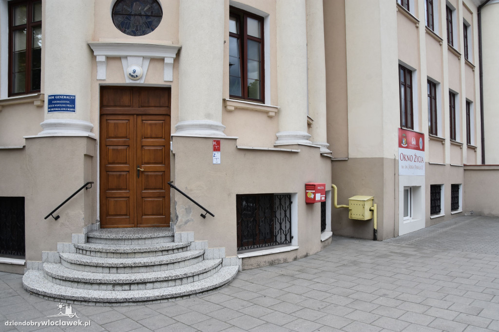 Dziewczynka porzucona w oknie życia