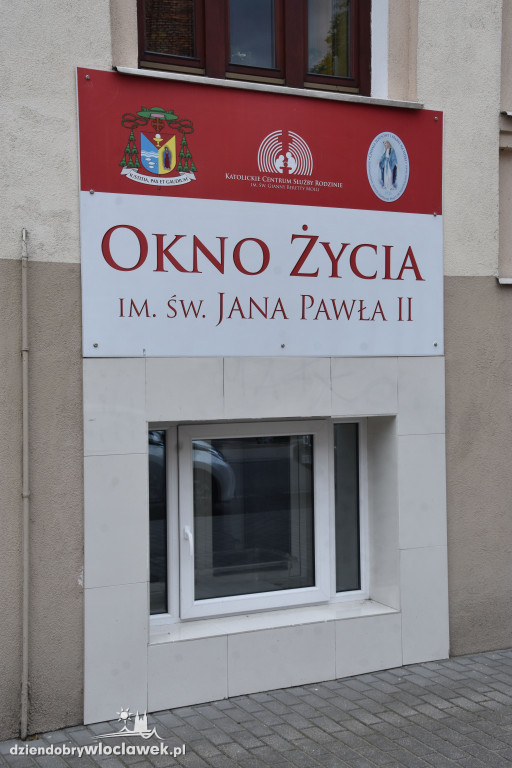 Dziewczynka porzucona w oknie życia