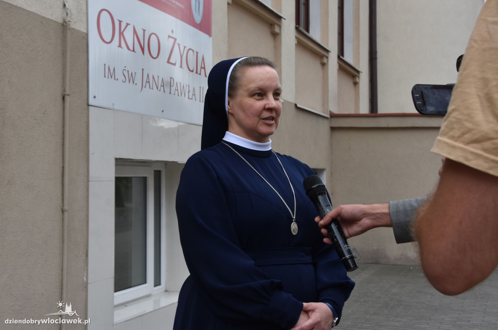Dziewczynka porzucona w oknie życia