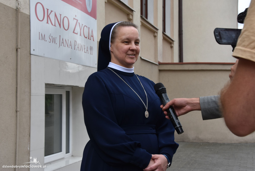 Dziewczynka porzucona w oknie życia