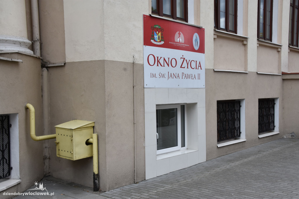 Dziewczynka porzucona w oknie życia