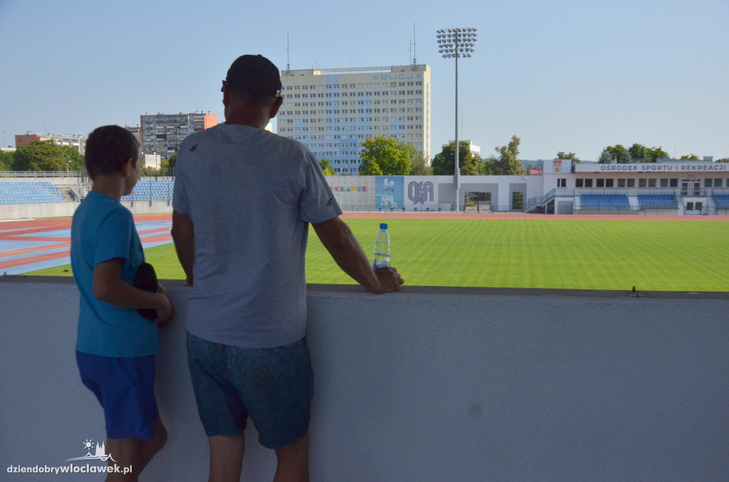 Spacerek z przewodnikiem na stadion