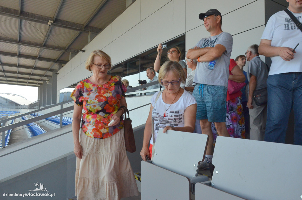 Spacerek z przewodnikiem na stadion