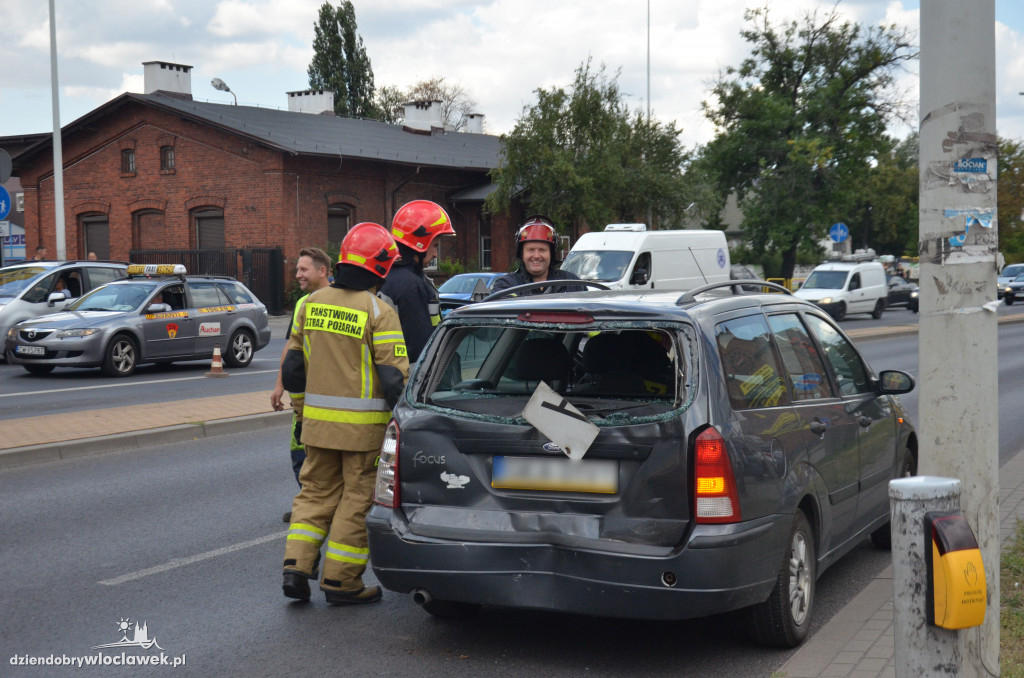 Ciężarówka wjechała w auto osobowe