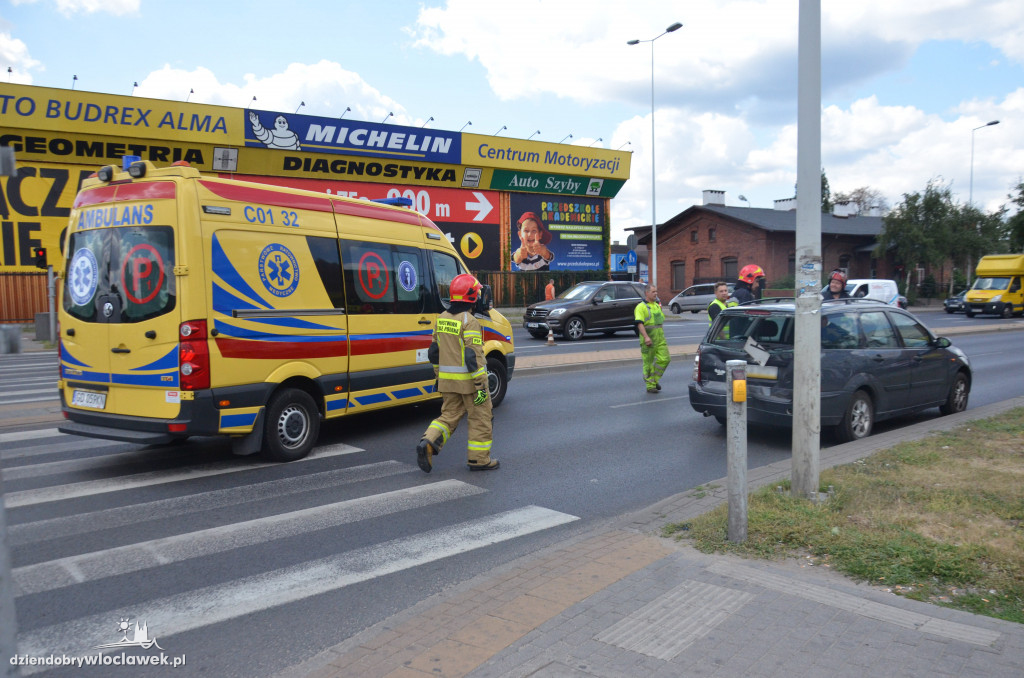 Ciężarówka wjechała w auto osobowe