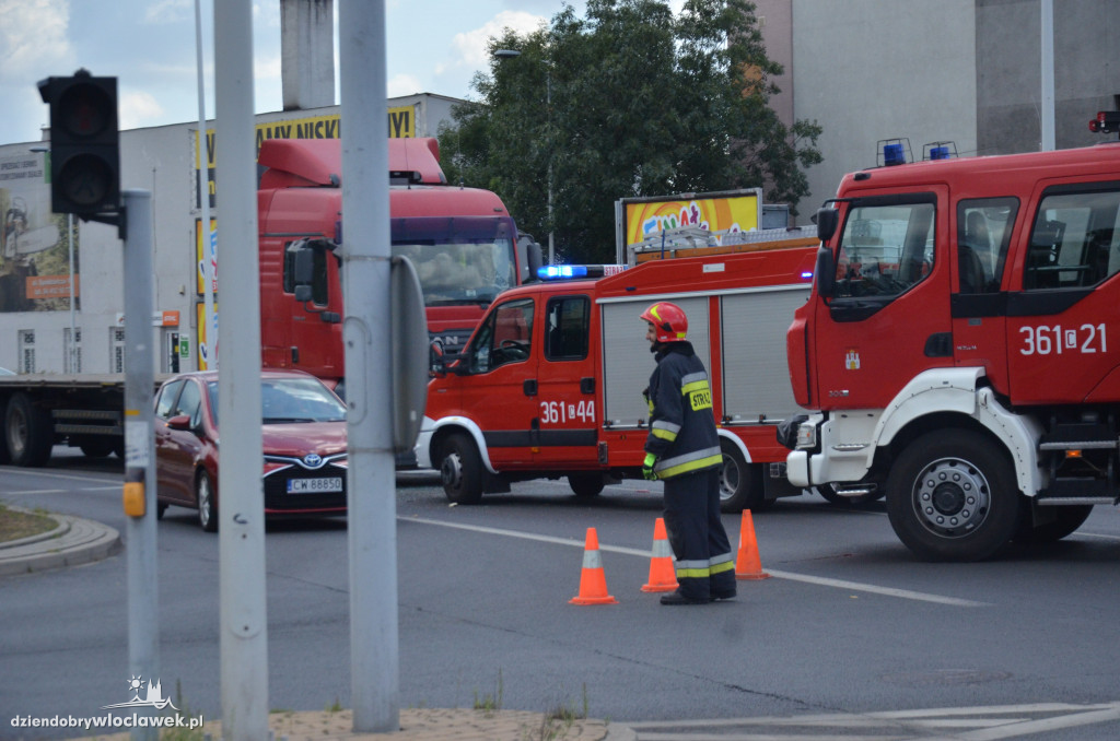 Ciężarówka wjechała w auto osobowe