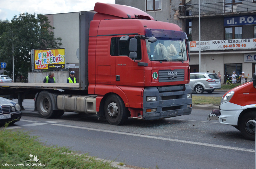 Ciężarówka wjechała w auto osobowe