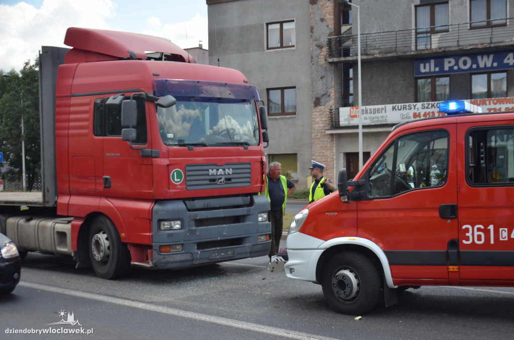 Ciężarówka wjechała w auto osobowe