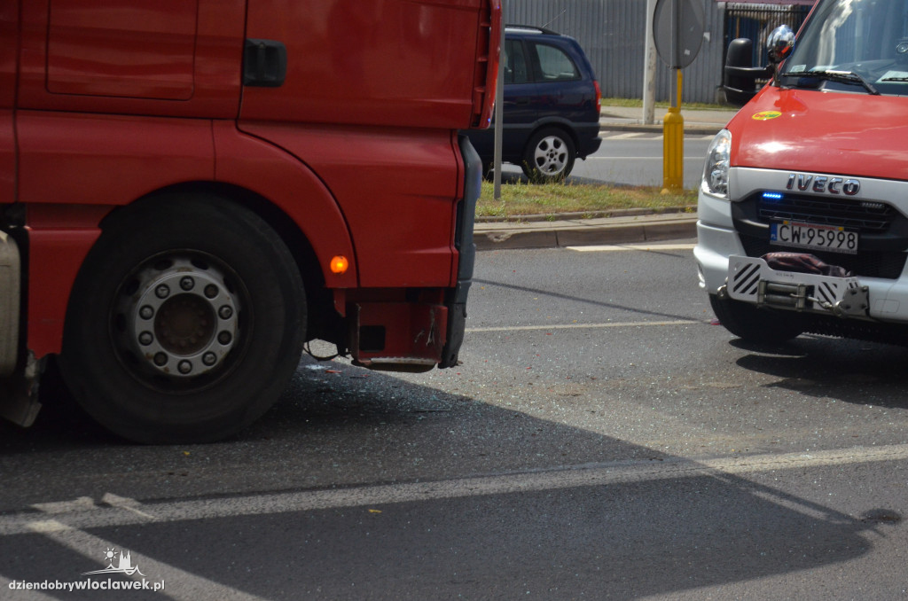 Ciężarówka wjechała w auto osobowe