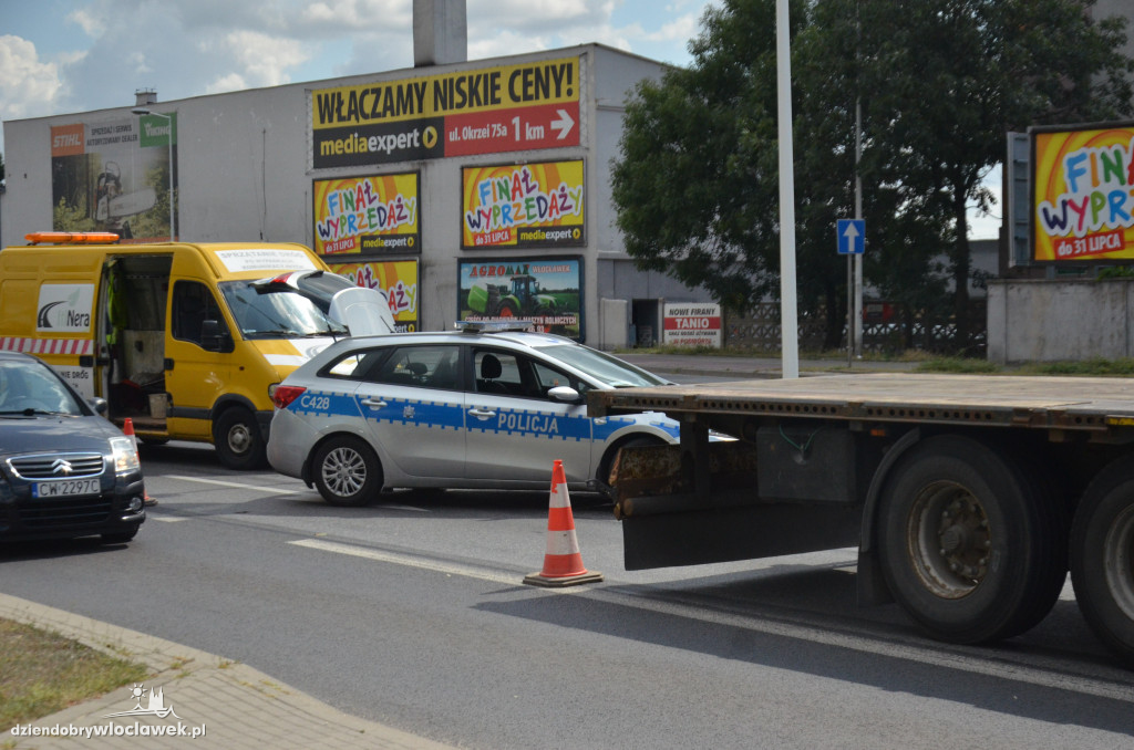 Ciężarówka wjechała w auto osobowe