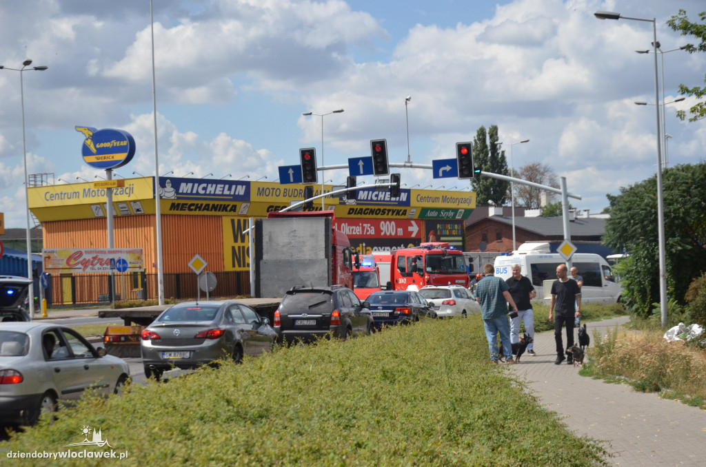 Ciężarówka wjechała w auto osobowe