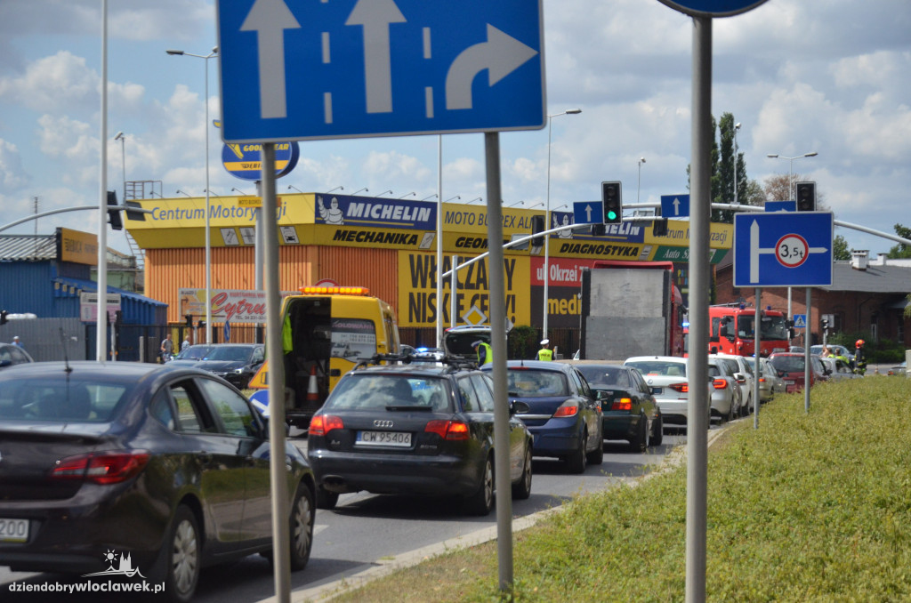 Ciężarówka wjechała w auto osobowe