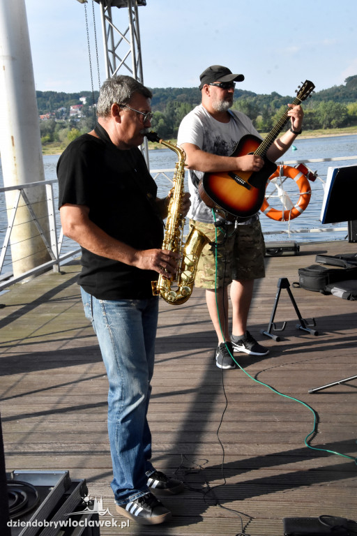 Scena na Wiśle - zespół WWK Teraz My